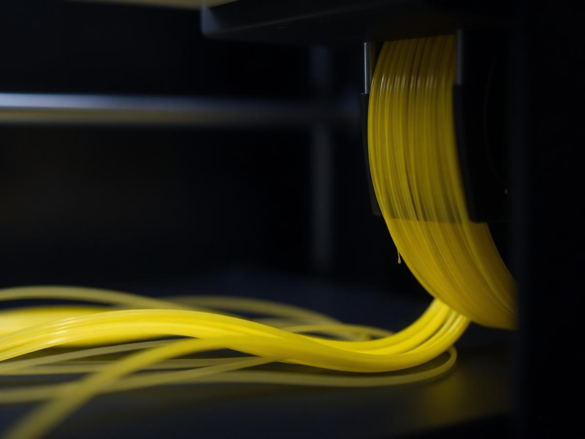 Extrusão de filamento em impressora FDM industrial